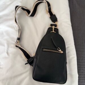 Universal Thread Black Crossbody Bag with Gold Zipper